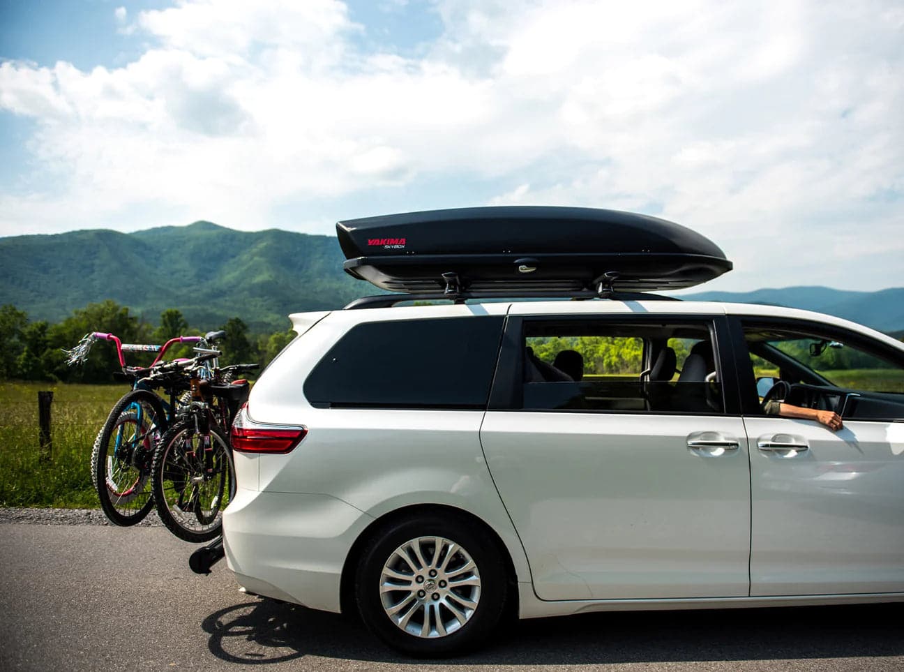 Yakima Skybox 21 Carbonite with bicycles on the roof.