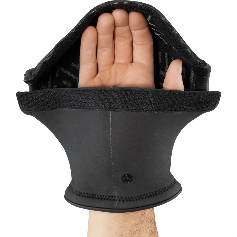 The NRS Clutch Pogies feature a wide opening and Velcro strap in black neoprene, offering excellent paddle control and thermal protection.